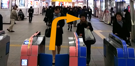 ①小田急相模大野駅改札を出たら右へ進みます
